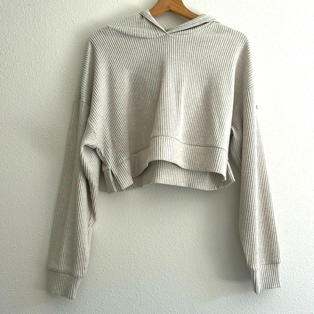 ALO Muse Hoodie | Ribbed, cropped sweatshirt - Picture 3 of 4